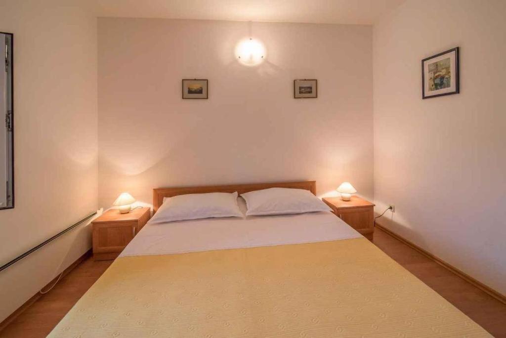 Appartamento Greta Vrbnik Esterno foto
